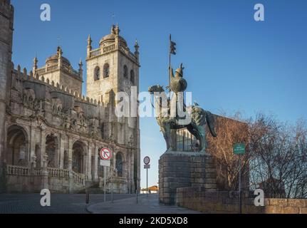 Vimara Peres Statue und SE do Porto Kathedrale - Porto, Portugal Stockfoto