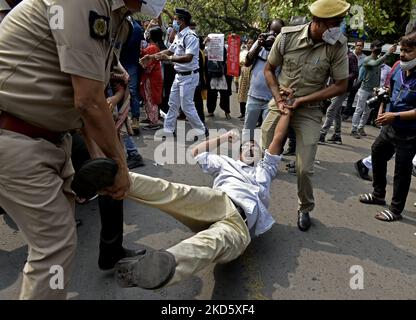 Die Polizei verhaftete Aktivisten des Socialist Unity Center of India (SUCI) während ihres Protests gegen die angebliche Massenmorde in Rampurhat im Bezirk Birbhum vor der West-Bengalen Legislativversammlung am 23. März 2022 in Kalkutta, Indien. (Foto von Indranil Aditya/NurPhoto) Stockfoto