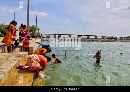 Tamilische Hindu-Anhänger nehmen ein Bad im Wasser im heiligen Wasserbehälter am Selva Sannidhi Murugan Tempel (Selvachannithy Murugan Kovil) Komplex in Thondaimanaru, Jaffna, Sri Lanka. Der Tempelkomplex ist Lord Murugan gewidmet und wurde nach der Geschichte von den Buddhisten angegriffen, die den Tempel und seine hölzernen Wagen zu Boden verbrannten. Um den Tempel herum wachsen große banyan-Bäume, die von Buddhisten Sri Lankas gepflanzt wurden. (Foto von Creative Touch Imaging Ltd./NurPhoto) Stockfoto