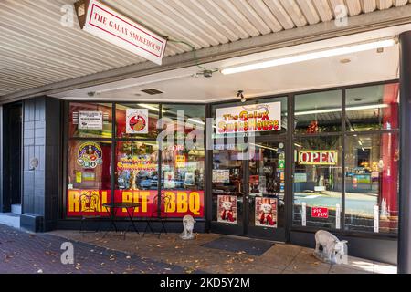 GALAX, VIRGINIA, USA-15. OKTOBER 2022: Das Restaurant Galax Smokehouse an der Main Street. Bunte Fensterschilder. Stockfoto