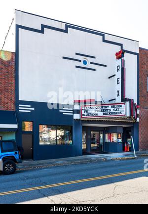 GALAX, VIRGINIA, USA-15. OKTOBER 2022: Fassade des Rex-Theaters in der Innenstadt, mit Festzelt. Stockfoto