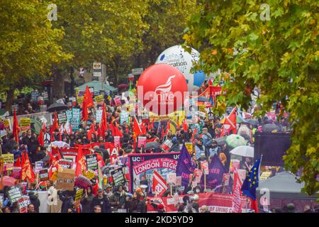 London, Großbritannien. 5.. November 2022. Demonstranten am Victoria Embankment. Tausende von Menschen aus verschiedenen Gruppen nahmen an der Volksversammlung Teil Großbritannien ist durchbrochen marschieren durch Zentral-London und fordern eine Parlamentswahl, ein Ende der Tory-Herrschaft und Maßnahmen zur Bekämpfung der Lebenshaltungskosten und der Klimakrise. Kredit: Vuk Valcic/Alamy Live Nachrichten Stockfoto