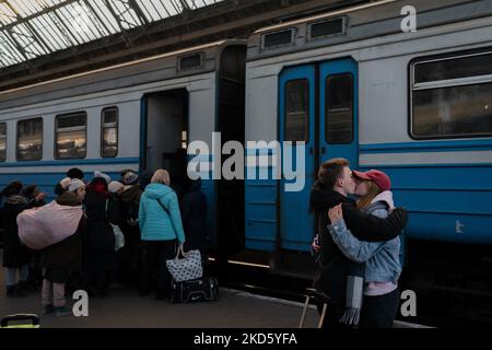 Andrei Malaschenko, 21, küsst seine Freundin Tanya Auf Wiedersehen am Bahnhof in Lemberg, Ukraine, bevor sie aufgrund der russischen Invasion vom 24.. Februar zur Grenze zur Slowakei aufbricht, um aus der Ukraine zu fliehen. Seit Kriegsbeginn sind mehr als 2 Millionen Flüchtlinge aus der Ukraine geflohen. (Foto von Jordan Stern/NurPhoto) Stockfoto