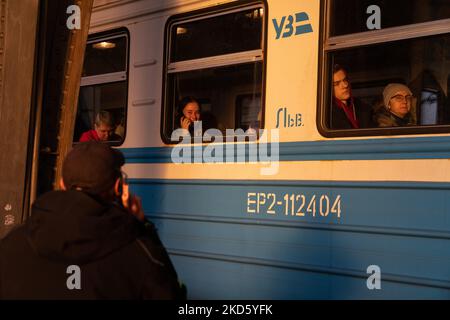 Am 14. März 2022 verabschiedet sich ein Mann am Telefon auf dem Bahnsteig in Lemberg, Ukraine, von seiner Tochter. Die Evakuierungszüge fahren 24 Stunden am Tag und bringen Frauen und Kinder nach Polen und in andere Nachbarländer, um vor der russischen Invasion in die Ukraine zu fliehen. Seit Beginn der Invasion am 24.. Februar sind mehr als 2 Millionen Flüchtlinge aus dem Land geflohen. Männern im Alter von 18-60 Jahren ist es verboten, das Land zu verlassen. (Foto von Jordan Stern/NurPhoto) Stockfoto