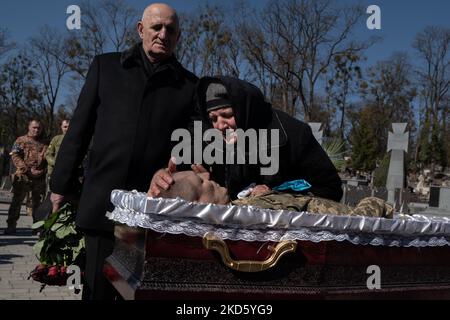 Luba Skrypnuk sagt ihrem Sohn Ivan am 17. März 2022 in Lemberg, Ukraine, Auf Wiedersehen. (Foto von Jordan Stern/NurPhoto) Stockfoto