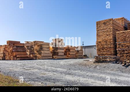 GALAX, VIRGINIA, USA-15. OKTOBER 2022: Holzwerkstätte der Möbelfabrik. Stockfoto