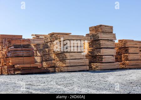 GALAX, VIRGINIA, USA-15. OKTOBER 2022: Holzwerkstätte der Möbelfabrik. Stockfoto