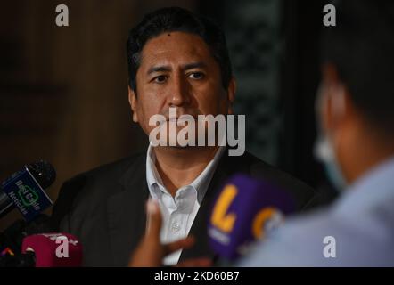 Vladimir Cerron, Generalsekretär des Freien Peru, spricht vor den Medien außerhalb des Vorsitzes des Ministerrats (Presidencia del Consejo de Ministros) in Lima. Am Donnerstag, den 24. März 2022, in Lima, Peru. (Foto von Artur Widak/NurPhoto) Stockfoto