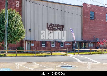 GALAX, VIRGINIA, USA-15. OKTOBER 2022: Vaughan-Bassett Furniture Co. Gebäude und Schild. Stockfoto