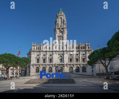 Rathaus von Porto (Pacos do Concelho) und Stadtschild - Porto, Portugal Stockfoto