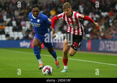 Jack Clarke von Sunderland tritt am Samstag, dem 5.. November 2022, im Stadion of Light in Sunderland gegen Mahlon Romeo von Cardiff City während des Sky Bet Championship-Spiels zwischen Sunderland und Cardiff City an. (Kredit: Michael Driver | MI Nachrichten) Kredit: MI Nachrichten & Sport /Alamy Live Nachrichten Stockfoto