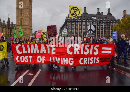 London, Großbritannien. 5.. November 2022. Aussterbungsrebellion Demonstranten auf der Westminster Bridge. Tausende von Menschen aus verschiedenen Gruppen nahmen an der Volksversammlung Teil Großbritannien ist durchbrochen marschieren durch Zentral-London und fordern eine Parlamentswahl, ein Ende der Tory-Herrschaft und Maßnahmen zur Bekämpfung der Lebenshaltungskosten und der Klimakrise. Kredit: Vuk Valcic/Alamy Live Nachrichten Stockfoto