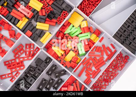 Set zur Montage von mechanischem Spielzeug. Kinder-Set aus Kunststoffteilen für die Montage von mechanischem Spielzeug Stockfoto