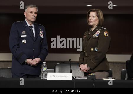US Northern Command und North American Aerospace Defense Command, Gn Glen VanHerck (links) und US Southern Command, Gn Laura Richardson (rechts) während einer Anhörung zur Untersuchung der Haltung des United States Northern Command und des United States Southern Command, heute am 24. März 2022 im Dirksen Senat/Capitol Hill in Washington DC, USA. (Foto von Lenin Nolly/NurPhoto) Stockfoto