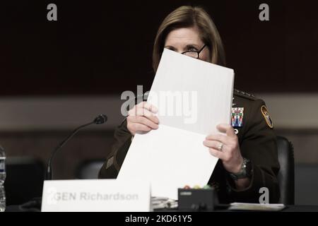 US Southern Command, Gn Laura Richardson, bezeugt vor dem Armed Services Committee des Senats während einer Anhörung zur Untersuchung der Haltung des United States Northern Command und des United States Southern Command, heute am 24. März 2022 im Dirksen Senate/Capitol Hill in Washington DC, USA. (Foto von Lenin Nolly/NurPhoto) Stockfoto
