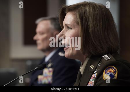 US Northern Command und North American Aerospace Defense Command, Gn Glen VanHerck (links) und US Southern Command, Gn Laura Richardson (rechts) geben heute am 24. März vor dem Armed Services Committee des Senats eine Anhörung zur Untersuchung der Haltung des United States Northern Command und des United States Southern Command ab. 2022 im Dirksen Senat/Capitol Hill in Washington DC, USA. (Foto von Lenin Nolly/NurPhoto) Stockfoto