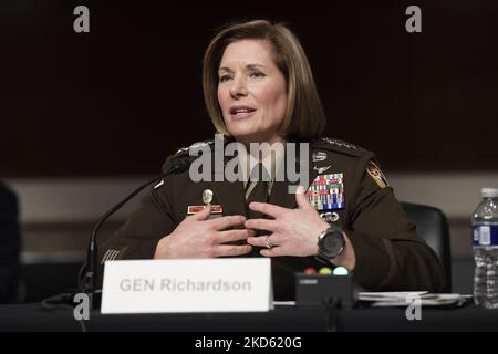 US Southern Command, Gn Laura Richardson, bezeugt vor dem Armed Services Committee des Senats während einer Anhörung zur Untersuchung der Haltung des United States Northern Command und des United States Southern Command, heute am 24. März 2022 im Dirksen Senate/Capitol Hill in Washington DC, USA. (Foto von Lenin Nolly/NurPhoto) Stockfoto