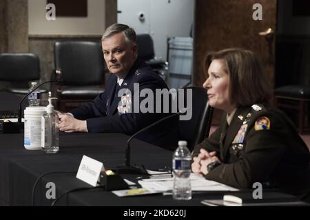 US Northern Command und North American Aerospace Defense Command, Gn Glen VanHerck (links) und US Southern Command, Gn Laura Richardson (rechts) geben heute am 24. März vor dem Armed Services Committee des Senats eine Anhörung zur Untersuchung der Haltung des United States Northern Command und des United States Southern Command ab. 2022 im Dirksen Senat/Capitol Hill in Washington DC, USA. (Foto von Lenin Nolly/NurPhoto) Stockfoto
