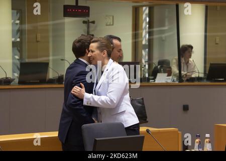 Emmanuel Macron der Präsident der Republik Frankreich begrüßt und umarmt die dänische Premierministerin Mette Frederiksen auf dem Europäischen Rat. Der zweite Tag des Europäischen Rates in Brüssel. Die Staats- und Regierungschefs der EU kommen zum Runden Tisch im EU-Hauptquartier für das Treffen. Das Hauptthema dieses Treffens ist die militärische Aggression Russlands gegen die Ukraine und die europäische Gas- und LNG-Versorgung nach einem Abkommen mit den USA. Brüssel, Belgien am 25. März 2022 (Foto von Nicolas Economou/NurPhoto) Stockfoto