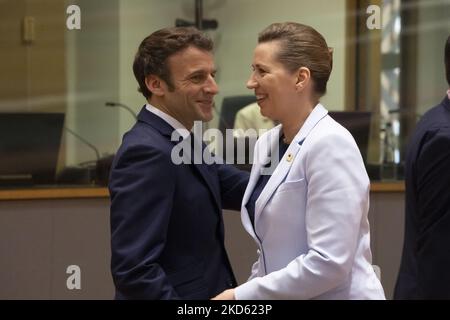 Emmanuel Macron der Präsident der Republik Frankreich begrüßt und umarmt die dänische Premierministerin Mette Frederiksen auf dem Europäischen Rat. Der zweite Tag des Europäischen Rates in Brüssel. Die Staats- und Regierungschefs der EU kommen zum Runden Tisch im EU-Hauptquartier für das Treffen. Das Hauptthema dieses Treffens ist die militärische Aggression Russlands gegen die Ukraine und die europäische Gas- und LNG-Versorgung nach einem Abkommen mit den USA. Brüssel, Belgien am 25. März 2022 (Foto von Nicolas Economou/NurPhoto) Stockfoto