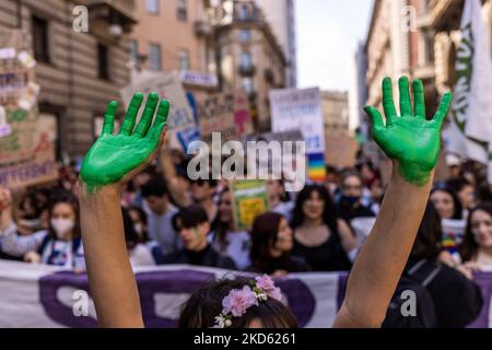 Klimaaktivisten gingen auf die Straßen von Turin, marschierten durch die Innenstadt und winkten Protestschilder. Klimaaktivisten von Fridays for Future unter der Leitung von Greta Thunberg begab sich am 25. März 2022 zu einem globalen Klimastreik auf Plätze in der ganzen Welt. Sie protestieren, weil sie sagen, dass nicht genug getan wird, um die globale Erwärmung zu begrenzen, und weil mehr Geld in Rüstungen investiert wird als in den Kontrast zum Klimawandel, insbesondere in diesem Moment mit der Russland-Ukraine-Krise. (Foto von Mauro Ujetto/NurPhoto) Stockfoto