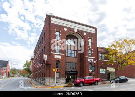 MARION, VA., USA-15 OCTOBER 2022: The Bank of Marion, on Main Street in Downtown. Stockfoto