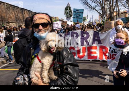 Klimaaktivisten gingen auf die Straßen von Turin, marschierten durch die Innenstadt und winkten Protestschilder. Klimaaktivisten von Fridays for Future unter der Leitung von Greta Thunberg begab sich am 25. März 2022 zu einem globalen Klimastreik auf Plätze in der ganzen Welt. Sie protestieren, weil sie sagen, dass nicht genug getan wird, um die globale Erwärmung zu begrenzen, und weil mehr Geld in Rüstungen investiert wird als in den Kontrast zum Klimawandel, insbesondere in diesem Moment mit der Russland-Ukraine-Krise. (Foto von Mauro Ujetto/NurPhoto) Stockfoto