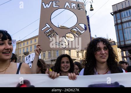 Klimaaktivisten gingen auf die Straßen von Turin, marschierten durch die Innenstadt und winkten Protestschilder. Klimaaktivisten von Fridays for Future unter der Leitung von Greta Thunberg begab sich am 25. März 2022 zu einem globalen Klimastreik auf Plätze in der ganzen Welt. Sie protestieren, weil sie sagen, dass nicht genug getan wird, um die globale Erwärmung zu begrenzen, und weil mehr Geld in Rüstungen investiert wird als in den Kontrast zum Klimawandel, insbesondere in diesem Moment mit der Russland-Ukraine-Krise. (Foto von Mauro Ujetto/NurPhoto) Stockfoto