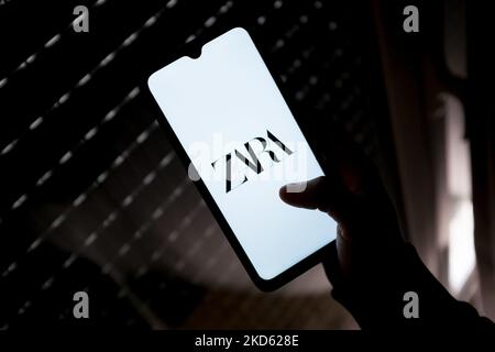 In dieser Abbildung ist ein Zara-Logo zu sehen, das am 25. März 2022 auf einem Smartphone-Bildschirm in Athen, Griechenland, zu sehen ist. (Foto von Nikolas Kokovlis/NurPhoto) Stockfoto