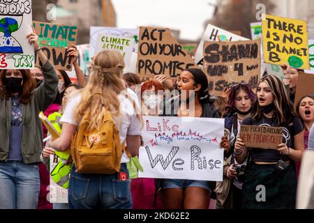 Demonstranten jubeln während eines Streiks der von der Jugend geführten Organisation Fridays for Future gegen den Klimawandel an. Diese Veranstaltung war eine von vielen, die im März 25 von FFF, der globalen Organisation, die 2018 von Greta Thunberg gegründet wurde, weltweit abgehalten wurde. Die Demonstranten fordern von politischen Entscheidungsträgern und dem privaten Sektor Maßnahmen gegen die Klimakrise und Reparationen für die einfache Bevölkerung - vor allem im globalen Süden -, die am meisten durch die für den Klimawandel verantwortlichen Praktiken verletzt wurden. (Foto von Allison Bailey/NurPhoto) Stockfoto