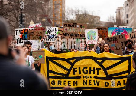 Demonstranten tragen ein Banner der Sunrise Movement während eines Streiks der von der Jugend geführten Organisation Fridays for Future gegen den Klimawandel. Diese Veranstaltung war eine von vielen, die im März 25 von FFF, der globalen Organisation, die 2018 von Greta Thunberg gegründet wurde, weltweit abgehalten wurde. Die Demonstranten fordern von politischen Entscheidungsträgern und dem privaten Sektor Maßnahmen gegen die Klimakrise und Reparationen für die einfache Bevölkerung - vor allem im globalen Süden -, die am meisten durch die für den Klimawandel verantwortlichen Praktiken verletzt wurden. (Foto von Allison Bailey/NurPhoto) Stockfoto