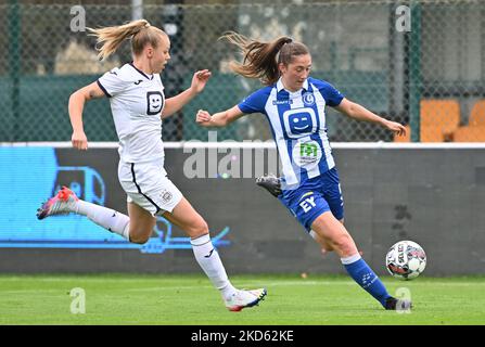 Sarah Wijnants (11) von Anderlecht im Bild mit Fran Meersman (5) von Gent während eines weiblichen Fußballspiels zwischen AA Gent Ladies und RSC Anderlecht am Spieltag 10. der Saison 2022 - 2023 der belgischen Lotto Womens Super League , Samstag, 15. Oktober 2022 in Oostakker , Belgien . FOTO SPORTPIX | DAVID CATRY Stockfoto