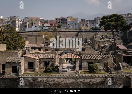 Eine allgemeine Ansicht des Archäologischen Parks von Herculaneum, am 25. März 2022, während der Einweihung für die Öffnung für die Öffentlichkeit des Hauses des Edelsteins, dank der jüngsten Restaurierung des Mosaikbodens dieser Domus wird die Besuchsroute der archäologischen Stätte erweitert, Mit der Wiederherstellung eines weiteren Teils des kulturellen Erbes der antiken römischen Stadt. Das Haus des Edelsteins, das Juwel des Archäologischen Parks von Herculaneum, berühmt für seine wertvollen Mosaikböden, wird am 26. März 2022 für die Öffentlichkeit zugänglich sein. (Foto von Manuel Dorati/NurPhoto) Stockfoto