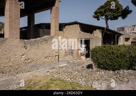 Ein Blick von der Außenseite des Domus das Haus des Edelsteins, auf den Archäologischen Park von Herculaneum, am 25. März 2022, während der Eröffnung des Hauses des Edelsteines für die Öffentlichkeit, Dank der kürzlich erfolgten Restaurierung des Mosaikbodens dieser Domus wird der Rundgang durch die archäologische Stätte erweitert, mit der Wiederherstellung eines weiteren Teils des kulturellen Erbes der antiken römischen Stadt. Das Haus des Edelsteins, das Juwel des Archäologischen Parks von Herculaneum, berühmt für seine wertvollen Mosaikböden, wird am 26. März 2022 für die Öffentlichkeit zugänglich sein. (Foto von Manuel Dorati/NurPhoto) Stockfoto