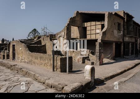 Teil des Archäologischen Parks von Herculaneum, am 25. März 2022, während der Eröffnung für die Öffentlichkeit des Hauses des Edelsteins, dank der jüngsten Restaurierung des Mosaikbodens dieser Domus, wird die Tour der archäologischen Stätte erweitert, Mit der Wiederherstellung eines weiteren Teils des kulturellen Erbes der antiken römischen Stadt. Das Haus des Edelsteins, das Juwel des Archäologischen Parks von Herculaneum, berühmt für seine wertvollen Mosaikböden, wird am 26. März 2022 für die Öffentlichkeit zugänglich sein. (Foto von Manuel Dorati/NurPhoto) Stockfoto