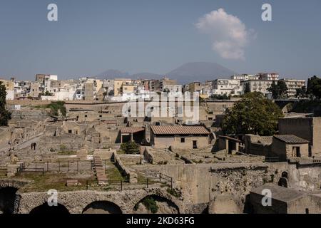 Eine allgemeine Ansicht des Archäologischen Parks von Herculaneum, am 25. März 2022, während der Einweihung für die Öffnung für die Öffentlichkeit des Hauses des Edelsteins, dank der jüngsten Restaurierung des Mosaikbodens dieser Domus wird die Besuchsroute der archäologischen Stätte erweitert, Mit der Wiederherstellung eines weiteren Teils des kulturellen Erbes der antiken römischen Stadt. Das Haus des Edelsteins, das Juwel des Archäologischen Parks von Herculaneum, berühmt für seine wertvollen Mosaikböden, wird am 26. März 2022 für die Öffentlichkeit zugänglich sein. (Foto von Manuel Dorati/NurPhoto) Stockfoto