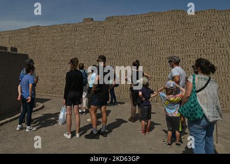 Besucher von Huaca Pucllana, einem heiligen Ort mit einer großen Backstein- und Tonpyramide im Stadtteil Miraflores im Zentrum von Lima. Es diente als wichtiges zeremonielles und administratives Zentrum der Lima-Kultur, einer Gesellschaft, die sich an der zentralen Küste Perus zwischen 200-700 n. Chr. entwickelte. Am Freitag, den 25. März 2022, in Lima, Peru. (Foto von Artur Widak/NurPhoto) Stockfoto