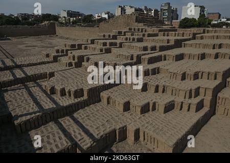 Blick auf Huaca Pucllana, einen heiligen Ort mit einer großen Backstein- und Tonpyramide im Stadtteil Miraflores im Zentrum von Lima. Es diente als wichtiges zeremonielles und administratives Zentrum der Lima-Kultur, einer Gesellschaft, die sich an der zentralen Küste Perus zwischen 200-700 n. Chr. entwickelte. Am Freitag, den 25. März 2022, in Lima, Peru. (Foto von Artur Widak/NurPhoto) Stockfoto