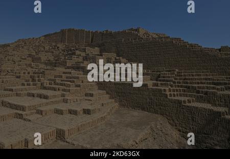 Blick auf Huaca Pucllana, einen heiligen Ort mit einer großen Backstein- und Tonpyramide im Stadtteil Miraflores im Zentrum von Lima. Es diente als wichtiges zeremonielles und administratives Zentrum der Lima-Kultur, einer Gesellschaft, die sich an der zentralen Küste Perus zwischen 200-700 n. Chr. entwickelte. Am Freitag, den 25. März 2022, in Lima, Peru. (Foto von Artur Widak/NurPhoto) Stockfoto