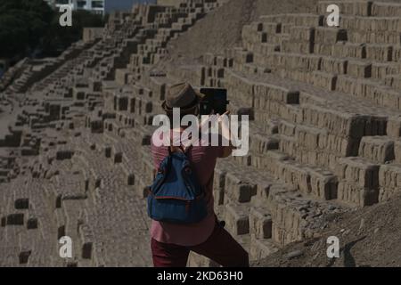 Ein Besucher fotografiert Huaca Pucllana, einen heiligen Ort mit einer großen Backstein- und Tonpyramide im Stadtteil Miraflores im Zentrum von Lima. Es diente als wichtiges zeremonielles und administratives Zentrum der Lima-Kultur, einer Gesellschaft, die sich an der zentralen Küste Perus zwischen 200-700 n. Chr. entwickelte. Am Freitag, den 25. März 2022, in Lima, Peru. (Foto von Artur Widak/NurPhoto) Stockfoto