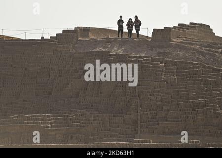 Besucher von Huaca Pucllana, einem heiligen Ort mit einer großen Backstein- und Tonpyramide im Stadtteil Miraflores im Zentrum von Lima. Es diente als wichtiges zeremonielles und administratives Zentrum der Lima-Kultur, einer Gesellschaft, die sich an der zentralen Küste Perus zwischen 200-700 n. Chr. entwickelte. Am Freitag, den 25. März 2022, in Lima, Peru. (Foto von Artur Widak/NurPhoto) Stockfoto