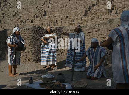 Ritualszenen für die Erholung am Ort Huaca Pucllana, einem heiligen Ort mit einer großen Backstein- und Tonpyramide im Stadtteil Miraflores im Zentrum von Lima. Es diente als wichtiges zeremonielles und administratives Zentrum der Lima-Kultur, einer Gesellschaft, die sich an der zentralen Küste Perus zwischen 200-700 n. Chr. entwickelte. Am Freitag, den 25. März 2022, in Lima, Peru. (Foto von Artur Widak/NurPhoto) Stockfoto