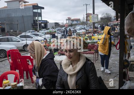 Iranische weibliche Reisende gehen an traditionellen Restaurants entlang einer Straße in der Nähe der nördlichen Stadt Lahijan 347Km (216 Meilen) nördlich von Teheran in der Provinz Gilan während der iranischen Neujahrsferien zwei Jahre nach dem Ausbruch der COVID-19-Krankheit im Iran am 23. März 2022 vorbei. (Foto von Morteza Nikoubazl/NurPhoto) Stockfoto