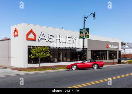WYTHEVILLE, VA, USA-15 OCTOBER 2022: Ashley Furniture Store auf der Main St. Stockfoto