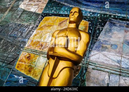 Die riesige Nachbildung der Academy Award-Statuette wird einen Tag vor der Oscar-Zeremonie 94. im Dolby Theater in Hollywood, Los Angeles, Kalifornien, in den Vereinigten Staaten von Amerika, im Kino Kijow-Kino zu sehen sein. Krakau, Polen, am 26. März 2022. (Foto von Beata Zawrzel/NurPhoto) Stockfoto