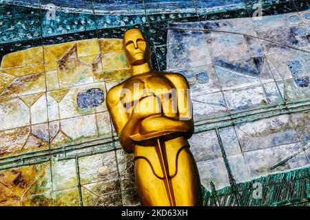 Die riesige Nachbildung der Academy Award-Statuette wird einen Tag vor der Oscar-Zeremonie 94. im Dolby Theater in Hollywood, Los Angeles, Kalifornien, in den Vereinigten Staaten von Amerika, im Kino Kijow-Kino zu sehen sein. Krakau, Polen, am 26. März 2022. (Foto von Beata Zawrzel/NurPhoto) Stockfoto