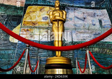 Die riesige Nachbildung der Academy Award-Statuette wird einen Tag vor der Oscar-Zeremonie 94. im Dolby Theater in Hollywood, Los Angeles, Kalifornien, in den Vereinigten Staaten von Amerika, im Kino Kijow-Kino zu sehen sein. Krakau, Polen, am 26. März 2022. (Foto von Beata Zawrzel/NurPhoto) Stockfoto