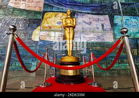 Die riesige Nachbildung der Academy Award-Statuette wird einen Tag vor der Oscar-Zeremonie 94. im Dolby Theater in Hollywood, Los Angeles, Kalifornien, in den Vereinigten Staaten von Amerika, im Kino Kijow-Kino zu sehen sein. Krakau, Polen, am 26. März 2022. (Foto von Beata Zawrzel/NurPhoto) Stockfoto