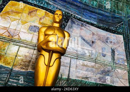 Die riesige Nachbildung der Academy Award-Statuette wird einen Tag vor der Oscar-Zeremonie 94. im Dolby Theater in Hollywood, Los Angeles, Kalifornien, in den Vereinigten Staaten von Amerika, im Kino Kijow-Kino zu sehen sein. Krakau, Polen, am 26. März 2022. (Foto von Beata Zawrzel/NurPhoto) Stockfoto