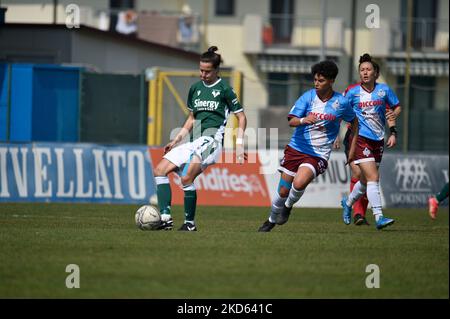 Rossella SARDU (Verona) und Giorgia Tudisco (Pomigliano) während des italienischen Fußballspiels Serie A Frauen Hellas Verona Frauen gegen Calcio Pomigliano am 26. März 2022 im Sinergy-Stadion in Verona, Italien (Foto: Giancarlo Dalla Riva/LiveMedia/NurPhoto) Stockfoto